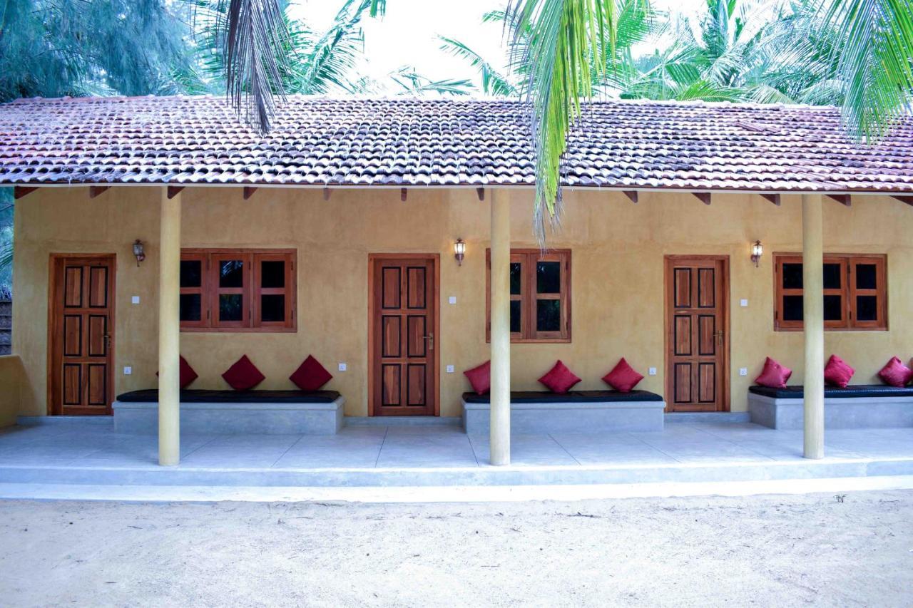 Omeesha Beach Hotel Kalpitiya Exterior photo