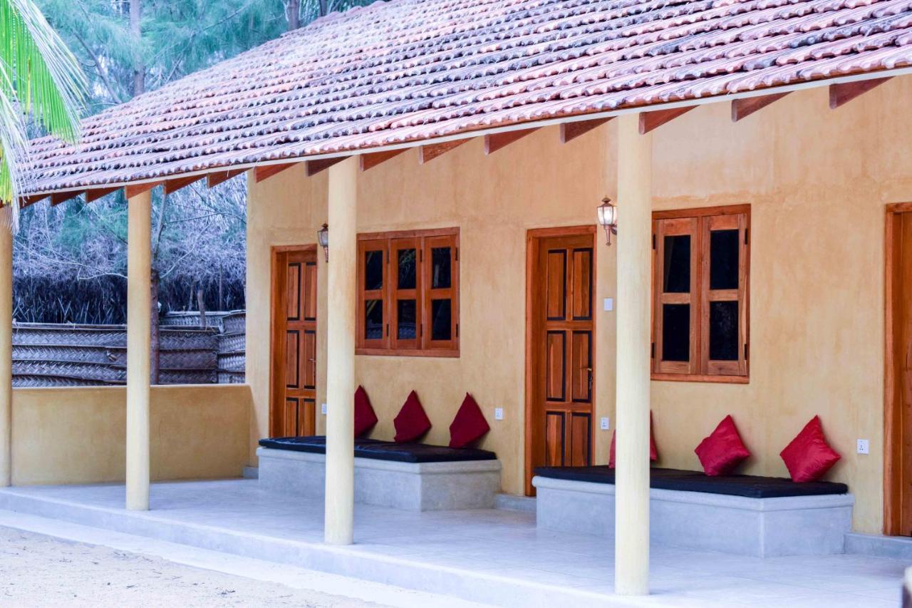 Omeesha Beach Hotel Kalpitiya Exterior photo