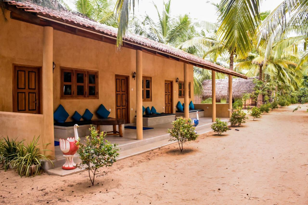 Omeesha Beach Hotel Kalpitiya Exterior photo